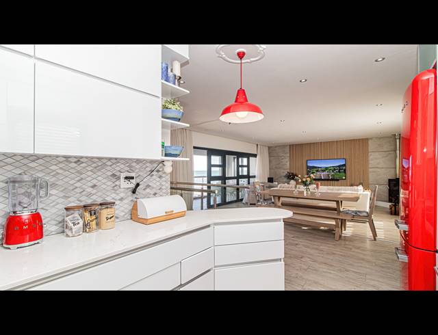 4 BEDROOM HOUSE FOR SALE IN BEACHFRONT